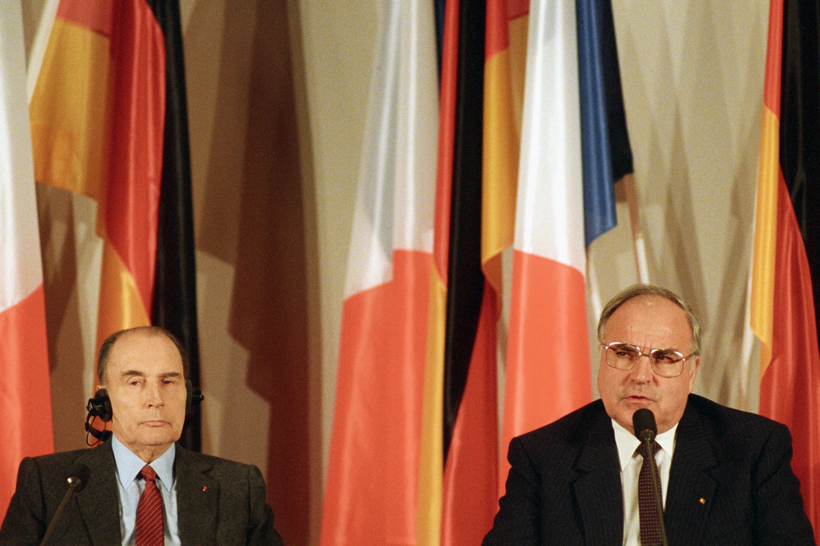 Helmut Kohl und François Mitterrand bei einer Pressekonferenz